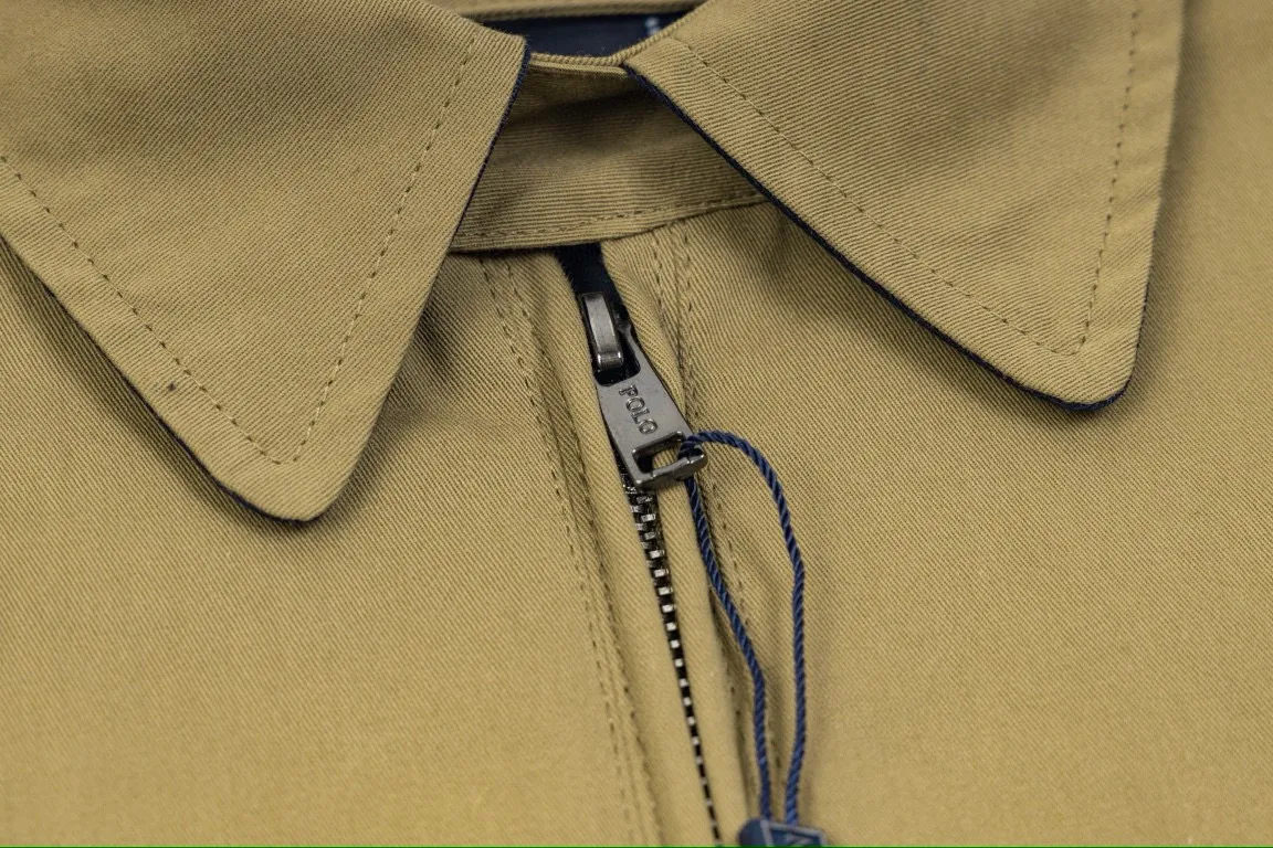 P300 model number: G317 Ralph Lauren's new 24ss classic embroidered logo lapel executive zipper jacket for both men and women. 1️⃣Selected from high-quality original developed pure cotton fabric, with customized plaid lining inside, the overall wear effect is very soft and comfortable. 2️⃣The workmanship details are perfectly controlled, with exquisite small logo embroidery on the chest, and the unique design style of splicing technology is used on the dropped shoulders to highlight your personality! The version is simple but not simple! 3️⃣ Complete with tag accessories, unisex design, and a very versatile jacket for men and women!  Color: black, navy blue, khaki Size: S, M, L, XL
